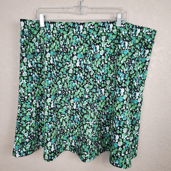 Ellos Green and White Abstract Floral on Black Pull On Skirt 1X (22/24) #3032 - Picture 1 of 6